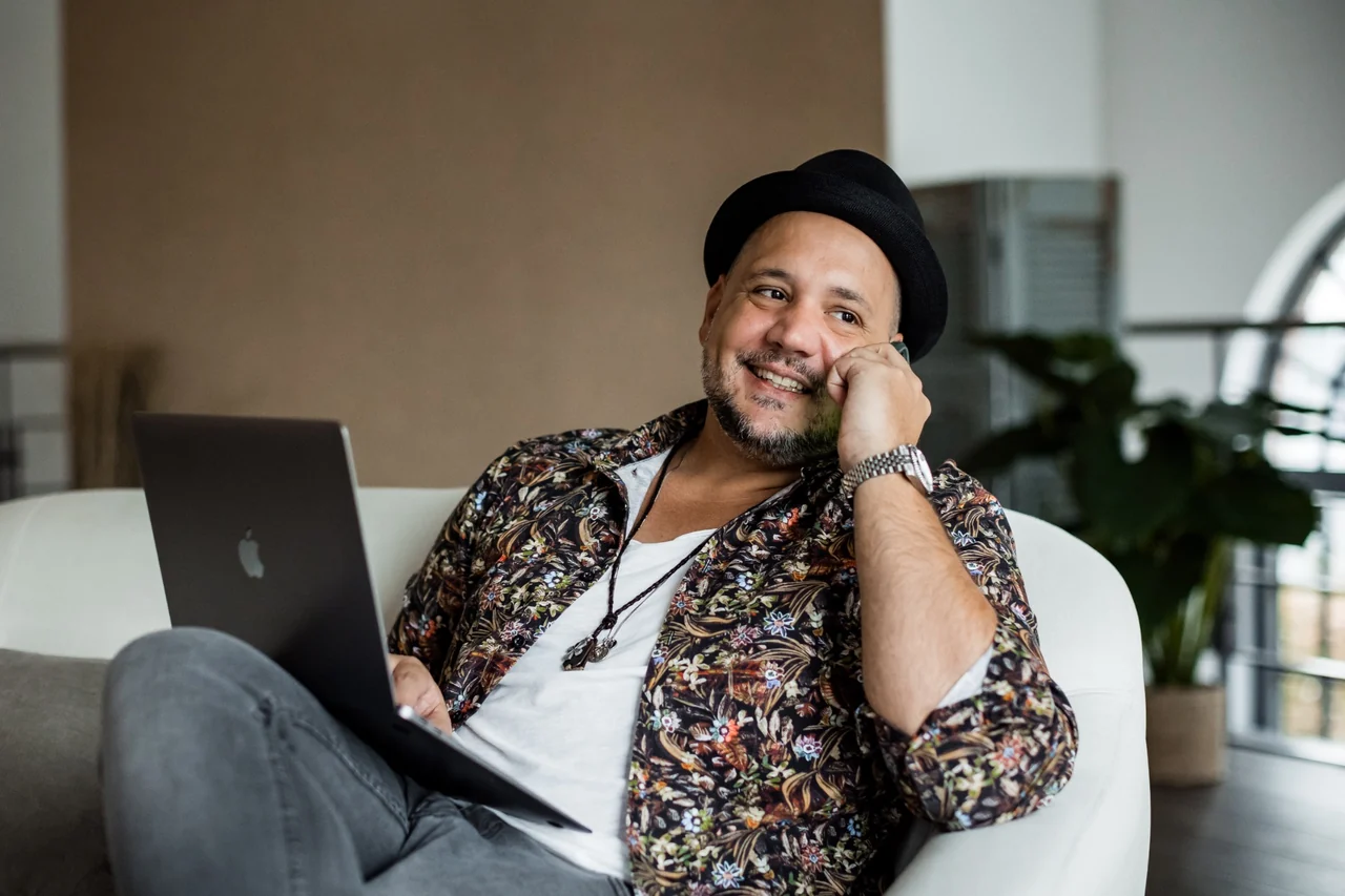 Tim Kramer beim telefonischen Gespräch mit Laptop
